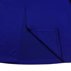 Gros plan de la fente et des coutures d'une robe crayon bleu roi grande taille