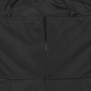 Nahaufnahme eines versteckten Reißverschlusses an einem schwarzen elastischen Overall.