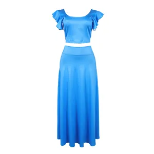 Vooraanzicht van een blauw tweedelig pak met ruchesmouwen en een lange maxi-rok.