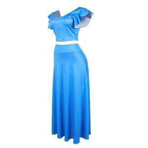 Gedetailleerd overzicht van blauwe tweedelige set met ruches top en elegante maxi rok.