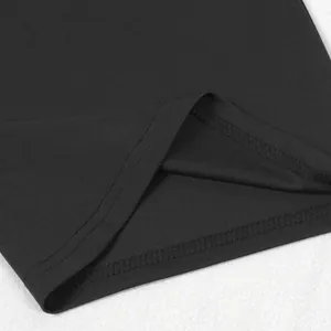 Nahaufnahme der hochwertigen Overlock-Naht am Saum eines schwarzen Jumpsuits.
