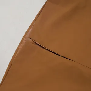 Detailaufnahme einer kamelbraunen Weste mit Rückenschlitz und glatter Stoffstruktur