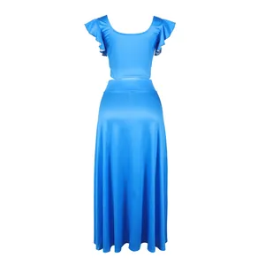 Achteraanzicht van blauw tweedelig pak met roushmouwen en een lange elastische maxirok