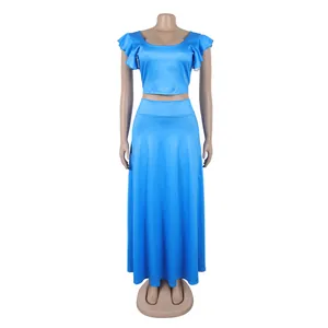 Vooraanzicht van elegante lichtblauwe tweedelige set met ruches top en maxi rok op etalagepop