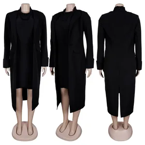 Detailansicht eines schwarzen 2-teiligen Sets aus langem Blazer und Kleid für Damen.