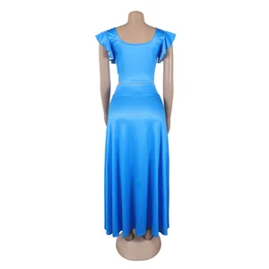 Achteraanzicht van de blauwe tweedelige set met flutter mouw crop top en maxi rok