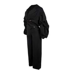 Detail eines schwarzen Damenanzugs mit breitem Revers und Faltenärmeln für Damen