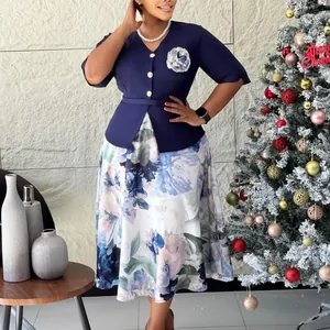 Elegante abito midi da donna blu navy con stampa floreale e mezze maniche.