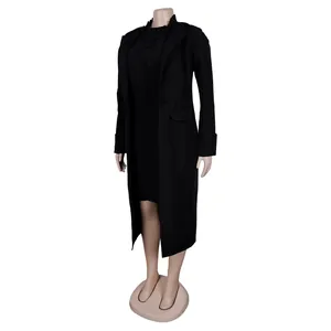 Elegantes schwarzes zweiteiliges Büro-Anzug-Set mit langem Blazer und engem Kleid.