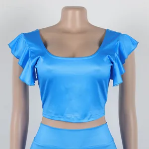 Gedetailleerd overzicht van een blauwe crop top met ruches en satijnen afwerking voor dames