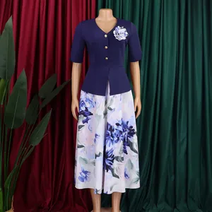 Elegante abito midi a strati blu navy con stampa floreale e dettagli di bottoni dorati