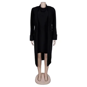 Vollständige Vorderansicht von schwarzem langem Blazer und passendem Kleid Set