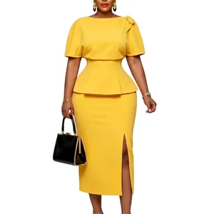 Elegante abito giallo a maniche corte con peplo, spacco laterale e scollo a barchetta chic.