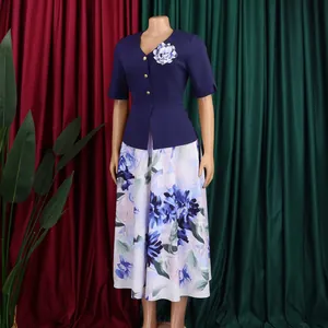 Dettaglio di un elegante vestito blu navy effetto due pezzi con gonna a stampa floreale
