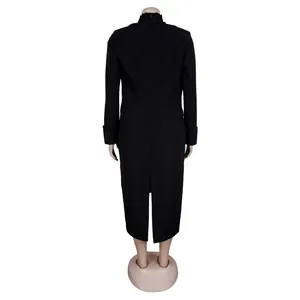 Rückansicht eines eleganten schwarzen langen Blazerkleides mit hoher Taille und Schlitz.