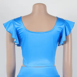 Gedetailleerd achteraanzicht van de blauwe elastische crop top met ruchesmouwen
