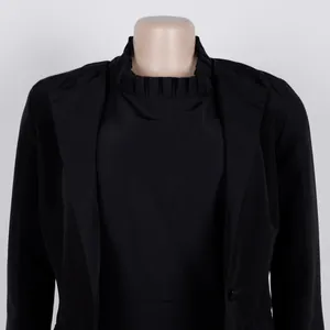 Nahaufnahme des eleganten schwarzen Anzugwesten-Sets mit Revers und Taillierung