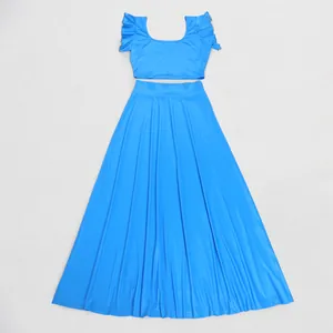 Elegante blauwe tweedelige set met crop top met ruches en een vloeiende lange rok