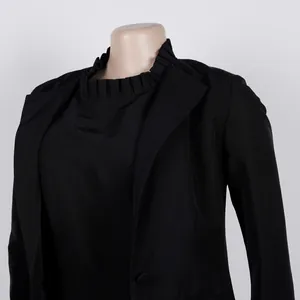 Detaillierte Makroansicht des schwarzen Damen-Blazer-Sets mit elegantem Rüschenkragen
