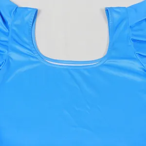 Detail van de vierkante halslijn en ruches op een felblauwe elegante elastische jurk