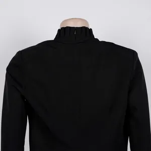 Detaillierte Rückansicht eines schwarzen Blazers mit Rüschenkragen und Reißverschluss.