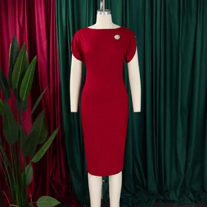 Elegante abito midi rosso attillato con scollo rotondo e spilla a fiore decorativa