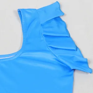 Close-up van het elegante blauwe ruchedetail op een kledingstuk van elastische stretchstof