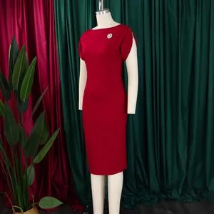 Vista completa di un elegante abito a tubino rosso a maniche corte su un manichino sartoriale