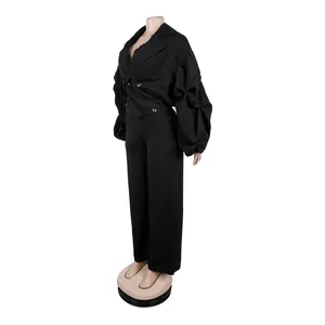 Detailansicht des schwarzen zweiteiligen Sets mit breitem Revers und eleganten Faltenärmeln