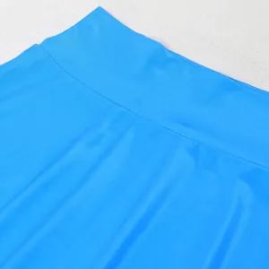 Detailopname van de gladde blauwe elastische tailleband van een effen lange rok.