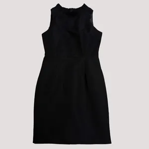 Elegantes schwarzes ärmelloses Etuikleid mit einem anspruchsvollen gerafften Stehkragen.