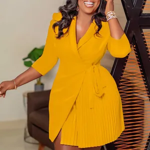 Vue détaillée d'une robe blazer jaune tendance avec taille nouée et design de jupe plissée