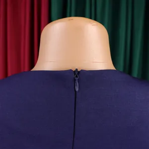 Dettaglio della cerniera invisibile sul retro di un abito blu scuro
