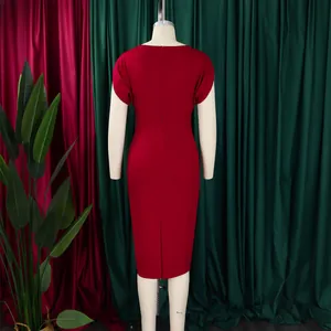 Elegante abito a tubino rosso vino vista posteriore con cerniera e piccolo spacco