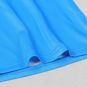 Detailopname van de fijne dubbelrijige zoomstiksels op deze blauwe elastische rok