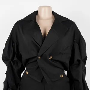 Nahaufnahme des schwarzen Anzug-Blazers mit Puffärmeln und großem Revers-Kragen