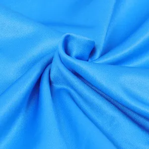 Macro-opname van felblauwe elastische stof met een fijn geweven gaasstructuur