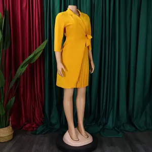 Vue détaillée d'une robe jaune soleil grande taille avec col à revers et jupe plissée