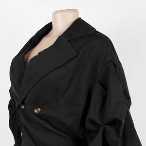 Detailansicht eines schwarzen Damenblazers mit großem Revers und Faltenärmeln