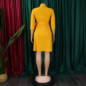 Vue arrière d'une robe midi jaune avec ceinture à nouer et détails en tissu