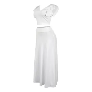 Elegant wit tweedelig setje met ruches crop top en maxi rok, zijaanzicht foto model.