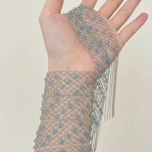 Exquisite silberne Netzhalskette mit hellblauen Kristallperlen und hohlem Design für Damen