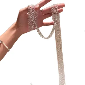 Eleganter silberfarbener hohlmaschiger langer Halsketten-Designer-Pulloverkette für Damen