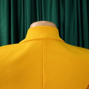 Gros plan sur le dos d'une robe jaune à col tailleur avec détails plissés