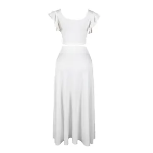 Achteraanzicht van een witte tweedelige set met een krop-top met ruches en maxi-rok.