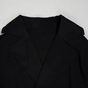Detailansicht des schwarzen Revers an einem eleganten Damenblazer für den Büroalltag
