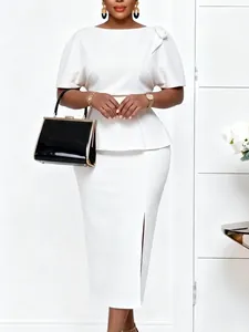 Elegante completo bianco con top peplum e gonna a tubino con spacco per occasioni