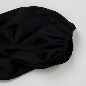 Makro-Detailansicht des Designs der schwarzen gerafften Ärmelbündchen am Pendler-Blazer