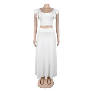 Witte tweedelige set met crop top met ruches en vloeiende maxi-rok op een paspop.