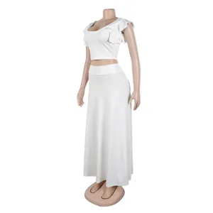 Elegante witte tweedelige set met crop-top met ruches en een maxi-rok met hoge taille.